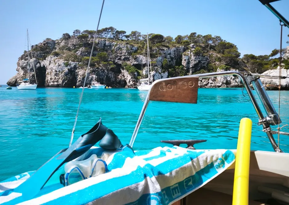Menorca Boat Trip – Caballo Blanco Charter en Menorca - Vista 3