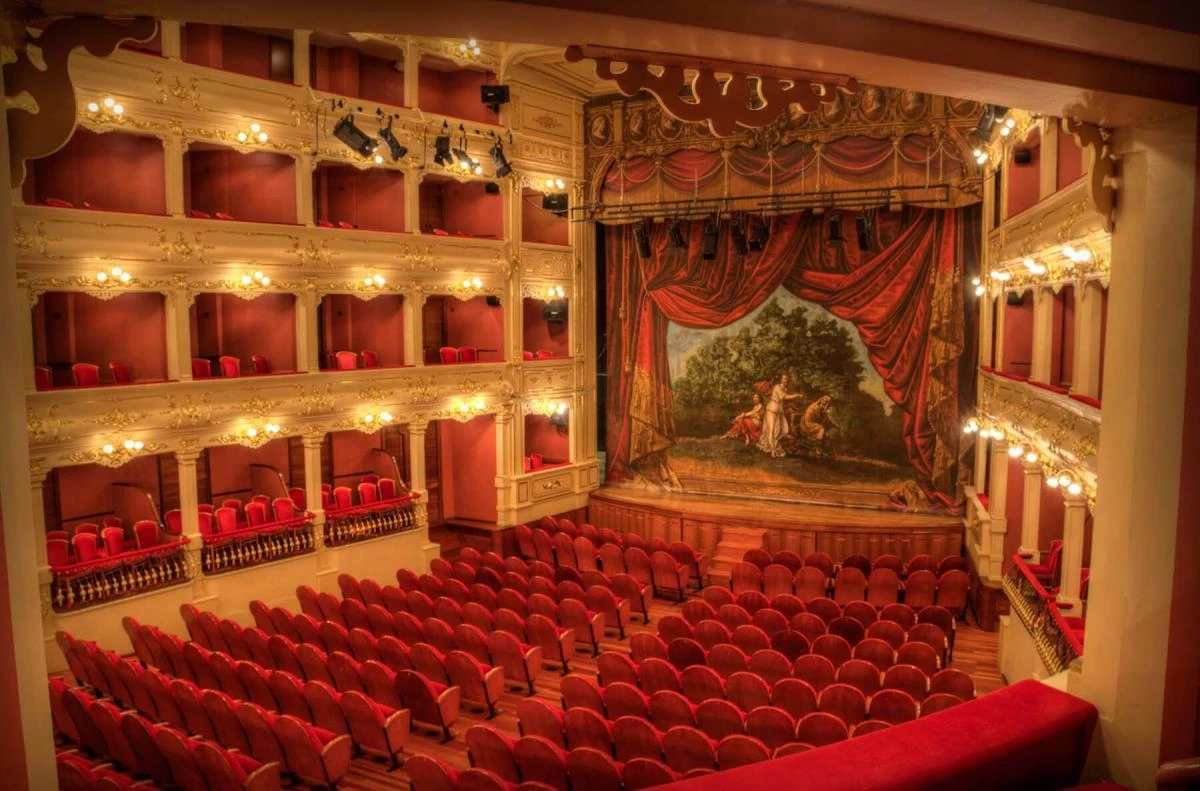 VISITAS LIBRES Y GUIADAS AL TEATRO PRINCIPAL DE MAÓ