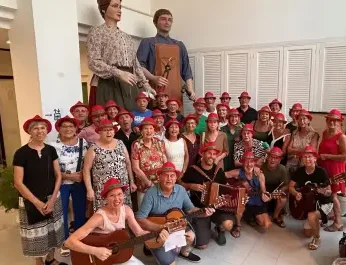 Cantada itinerant pel poble amb el grup de cantaires Guirigall de Ferreries