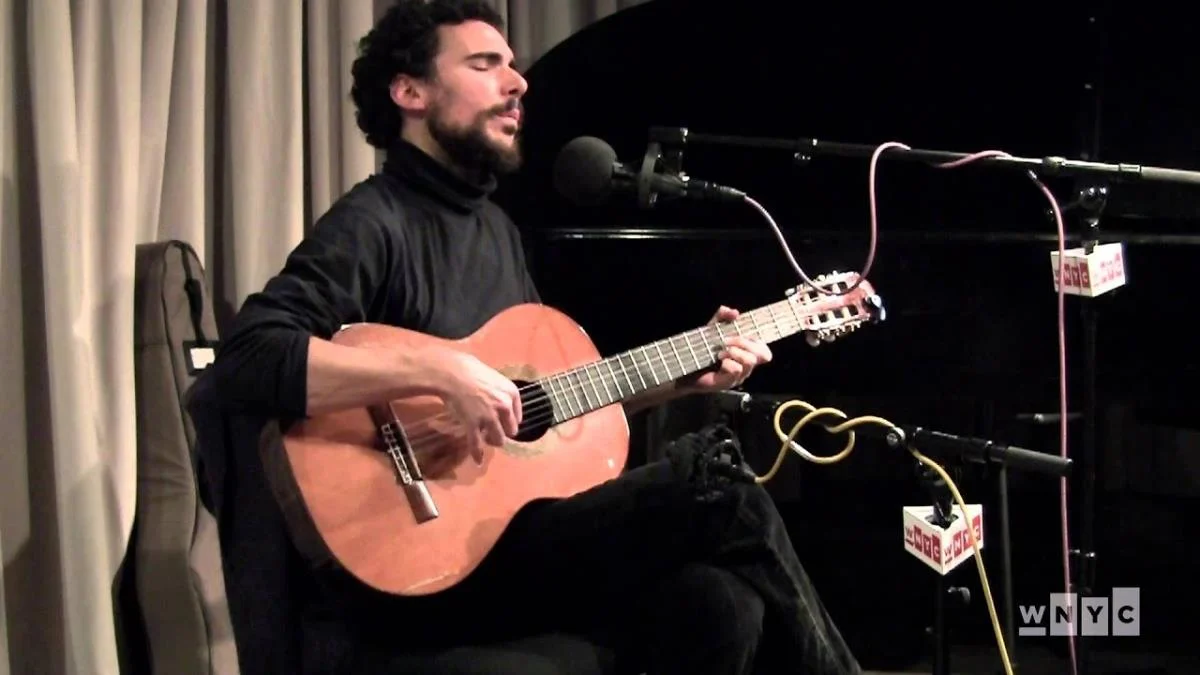 Víctor Herrero en la Galería Encant: Un diálogo íntimo entre guitarra y tradición