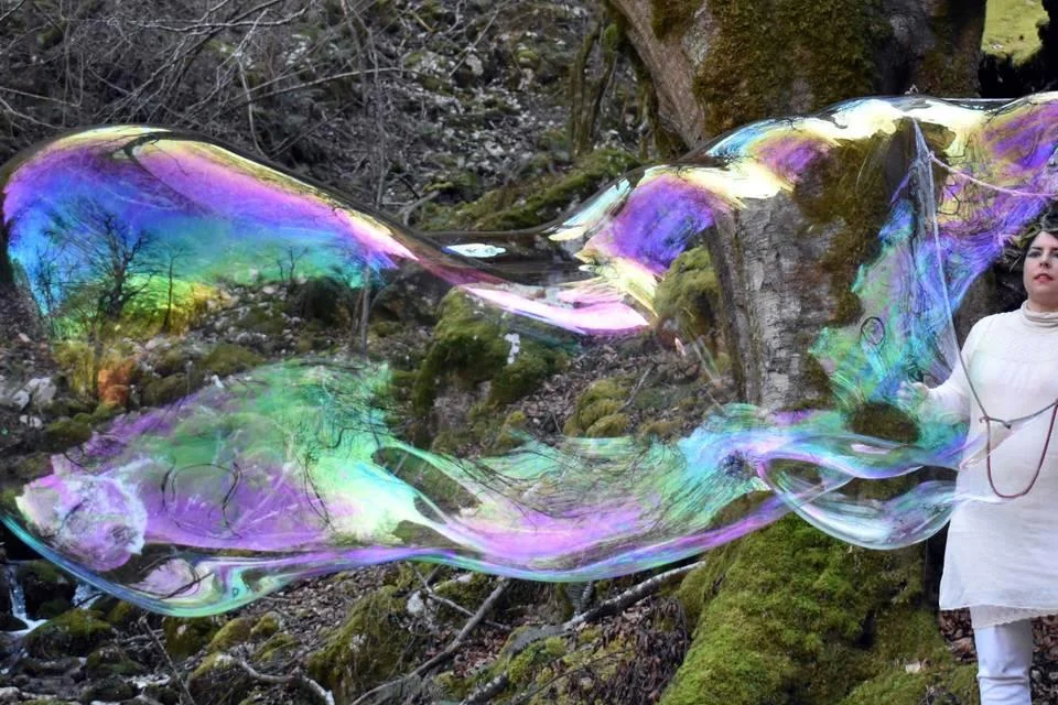 Vermut musical, arte en vivo y burbujas gigantes en Es Migjorn