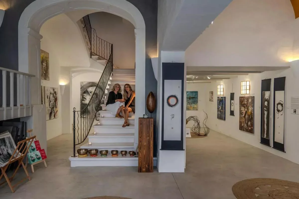 "Luciérnaga": Arte, pintura en vivo y cuencos tibetanos en Enso Art Gallery