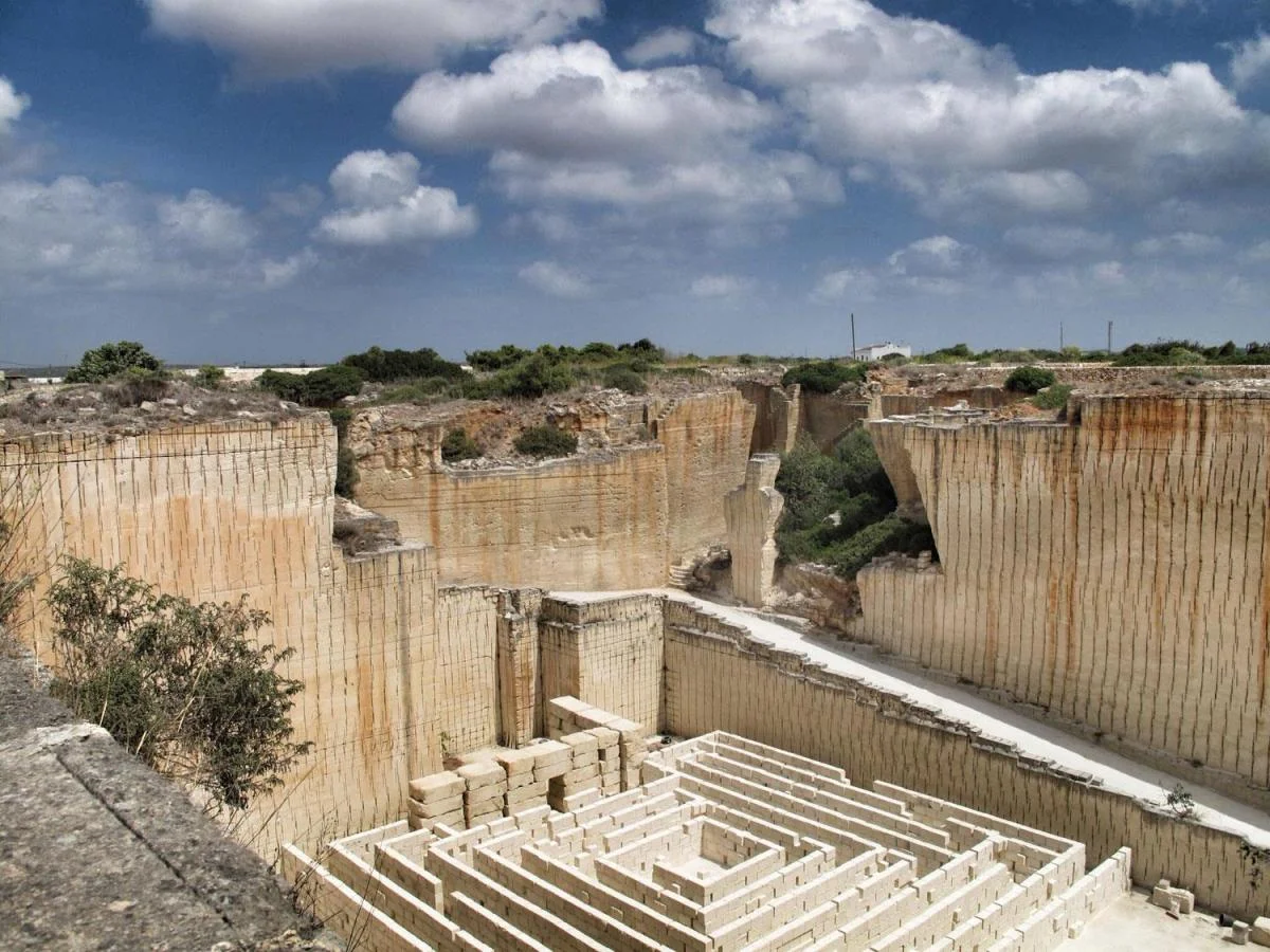 Puertas abiertas en Líthica: Explora los laberintos de las Canteras de s'Hostal