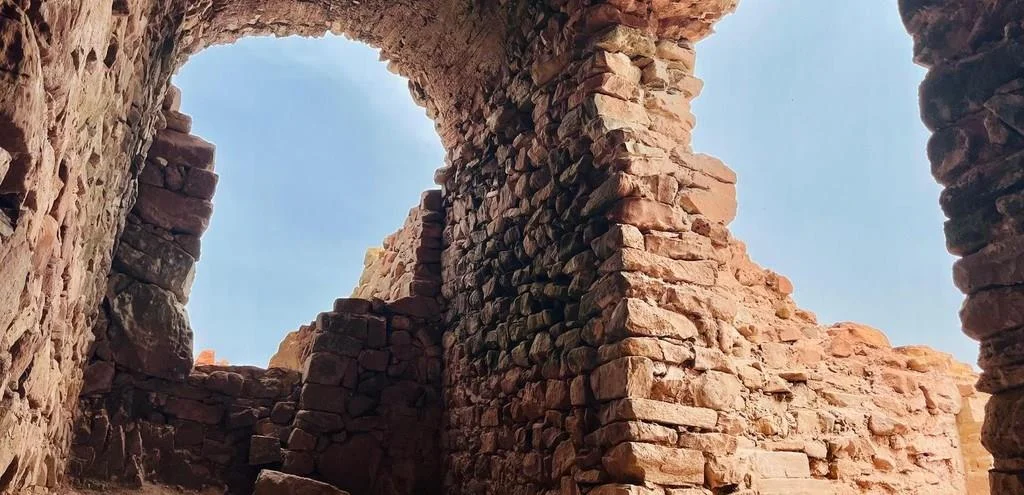 Visita a la excavación de la puerta de la murada en el castillo de Santa Águeda