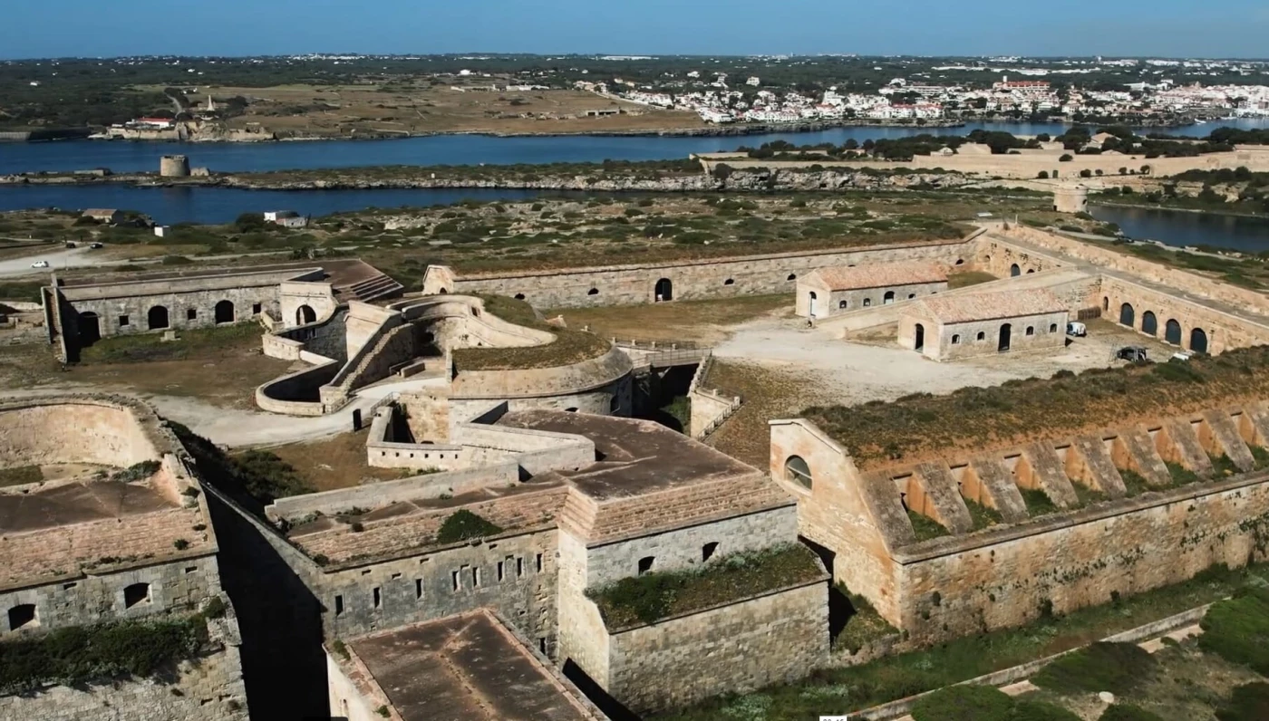 Visita guiada a la Fortalesa de la Mola amb Posta de Sol