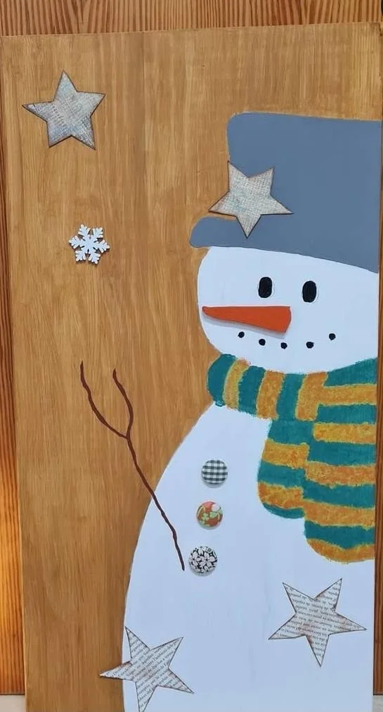 Taller de decoració d’un ninot de neu amb fusta
